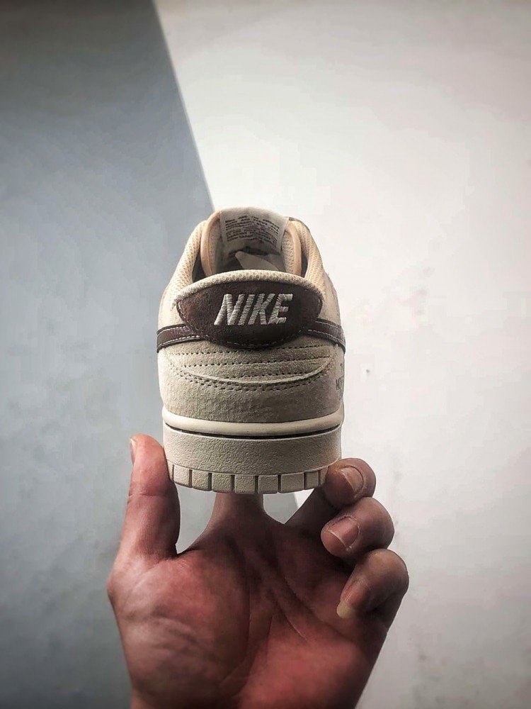 【AT3259】Nike x The North FaceのNike Dunk Low Retroの茶色のパッチワークデザインのスケートシューズ