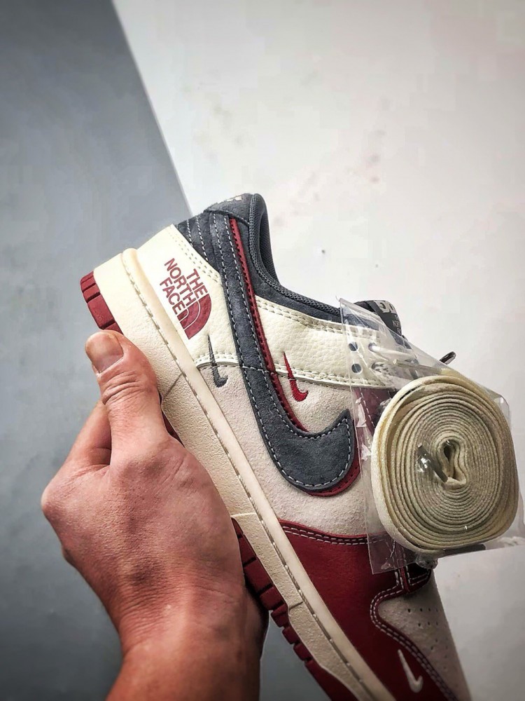 【AT3260】Nike x The North Face Dunk Low ディープレッドスケートボードシューズ