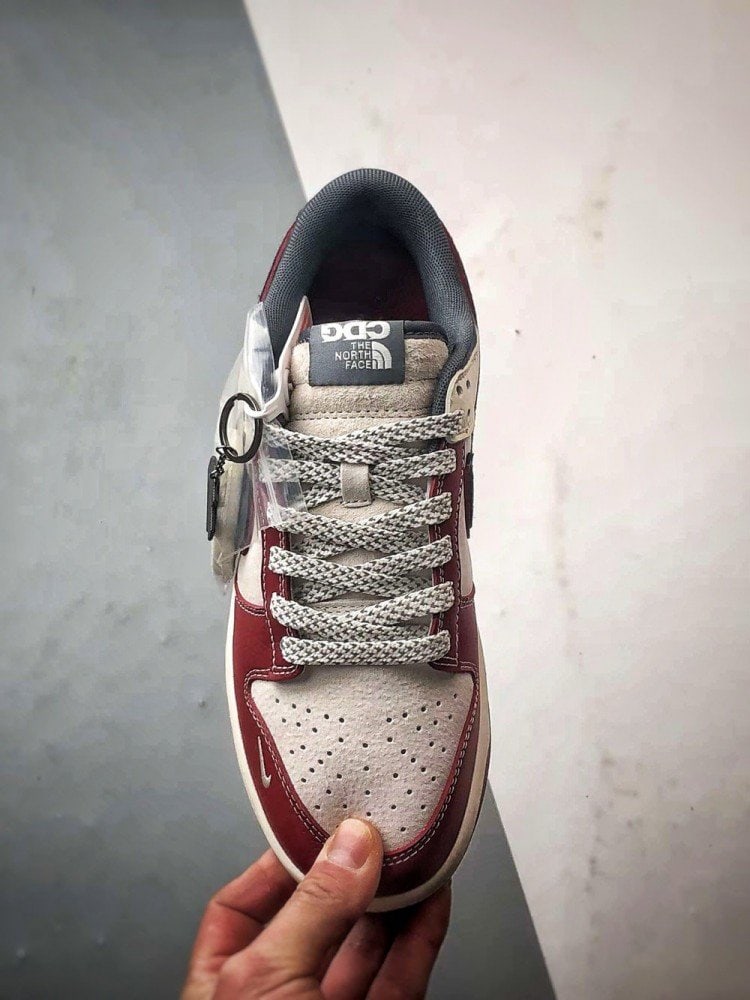 【AT3260】Nike x The North Face Dunk Low ディープレッドスケートボードシューズ