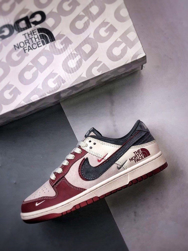 【AT3260】Nike x The North Face Dunk Low ディープレッドスケートボードシューズ