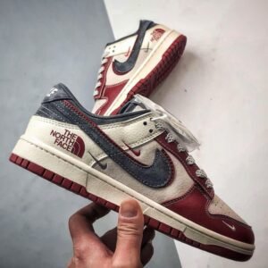 【AT3260】Nike x The North Face Dunk Low ディープレッドスケートボードシューズ