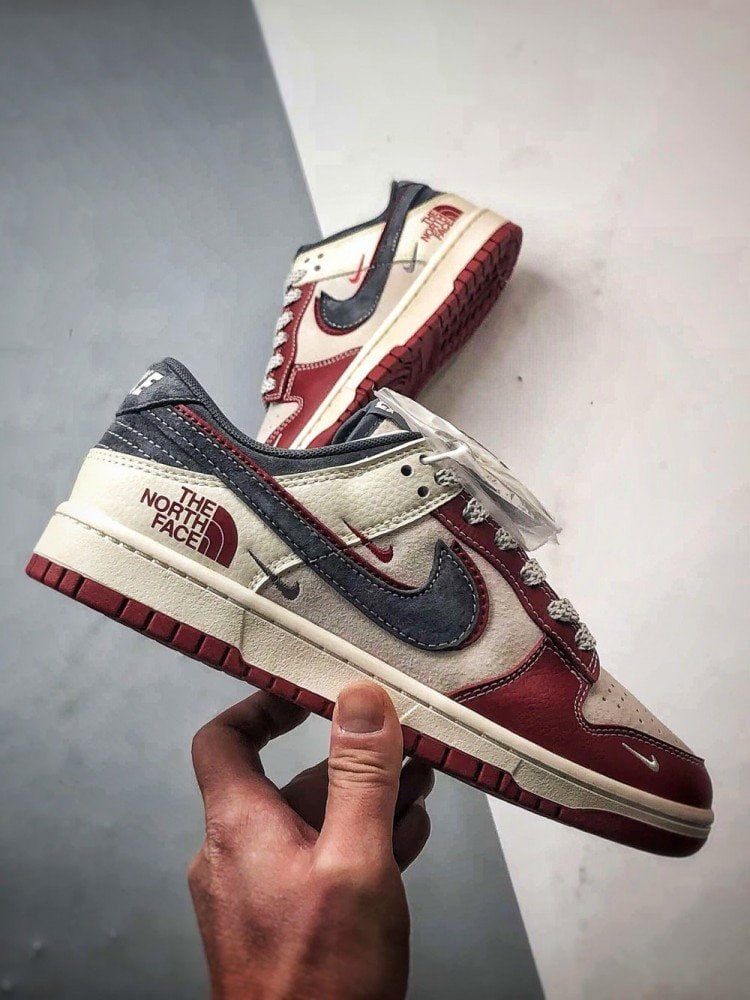 【AT3260】Nike x The North Face Dunk Low ディープレッドスケートボードシューズ