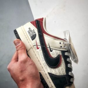 【AT3261】Nike x The North Face Dunk Low ブラックとレッドのパッチワークスケートシューズ。Nike Dunk Low Retro