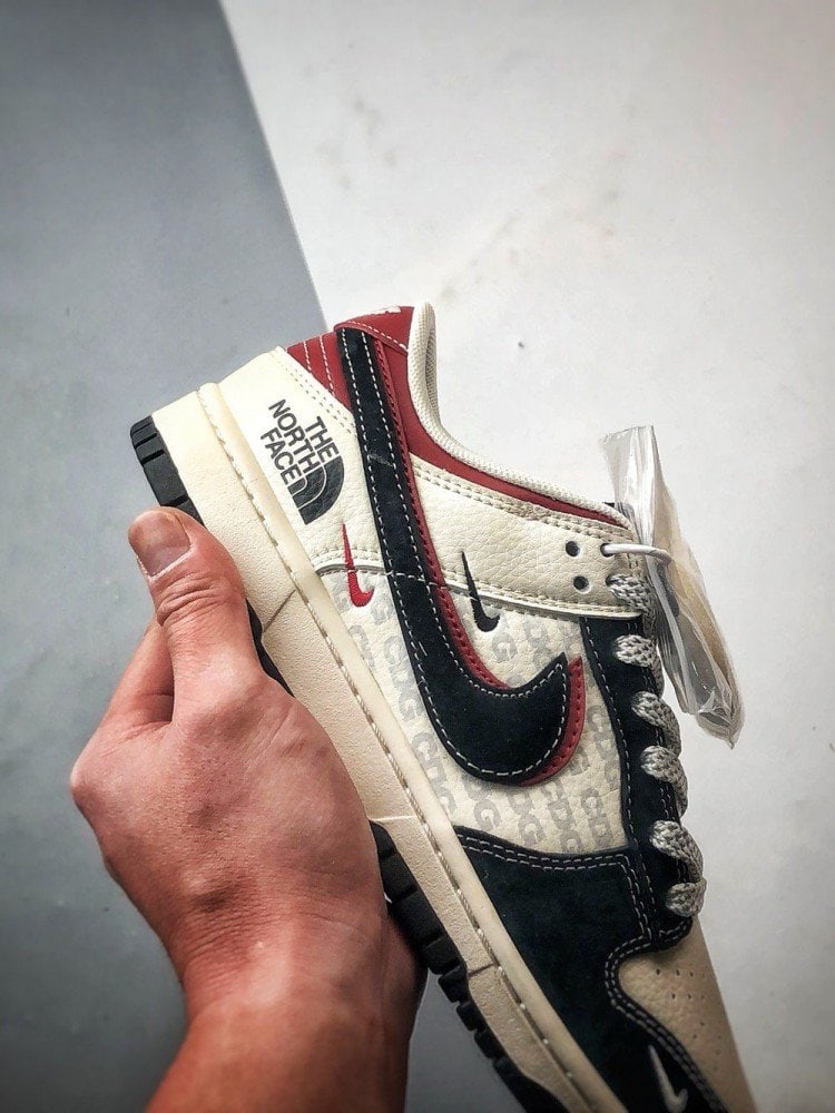 【AT3261】Nike x The North Face Dunk Low ブラックとレッドのパッチワークスケートシューズ。Nike Dunk Low Retro