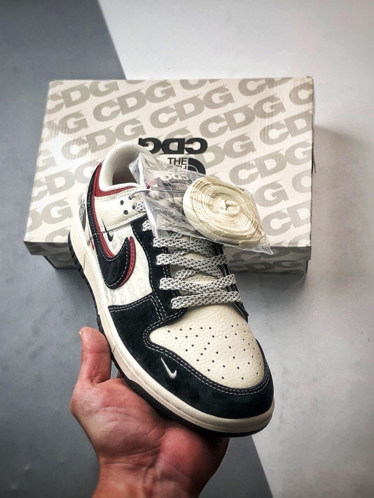 【AT3261】Nike x The North Face Dunk Low ブラックとレッドのパッチワークスケートシューズ。Nike Dunk Low Retro