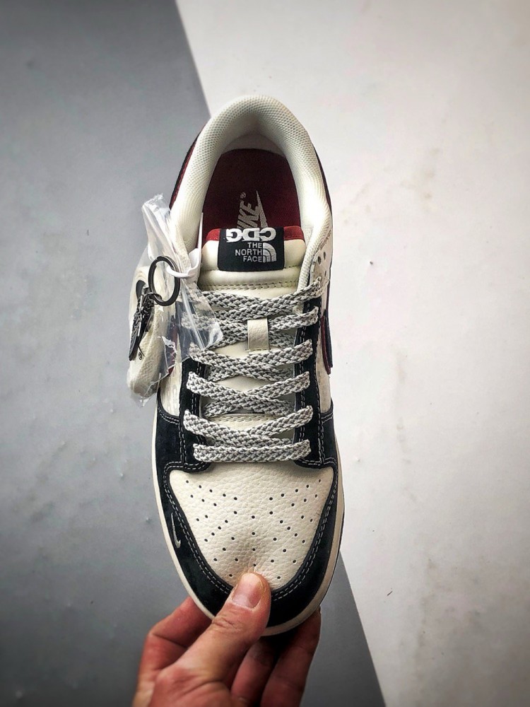 【AT3261】Nike x The North Face Dunk Low ブラックとレッドのパッチワークスケートシューズ。Nike Dunk Low Retro