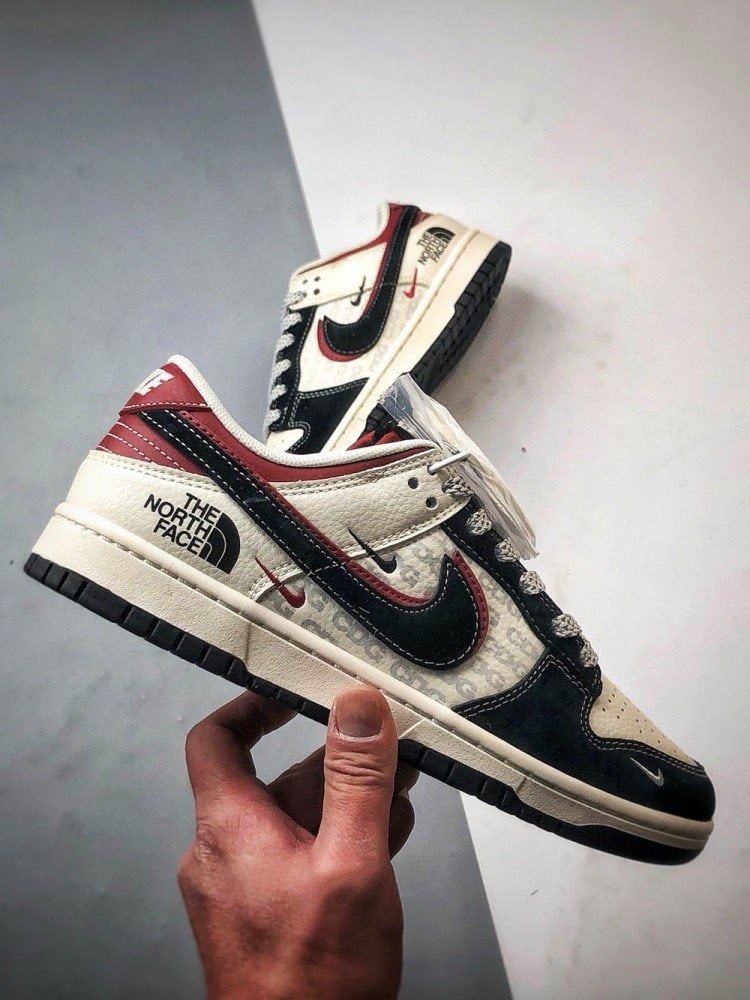 【AT3261】Nike x The North Face Dunk Low ブラックとレッドのパッチワークスケートシューズ。Nike Dunk Low Retro