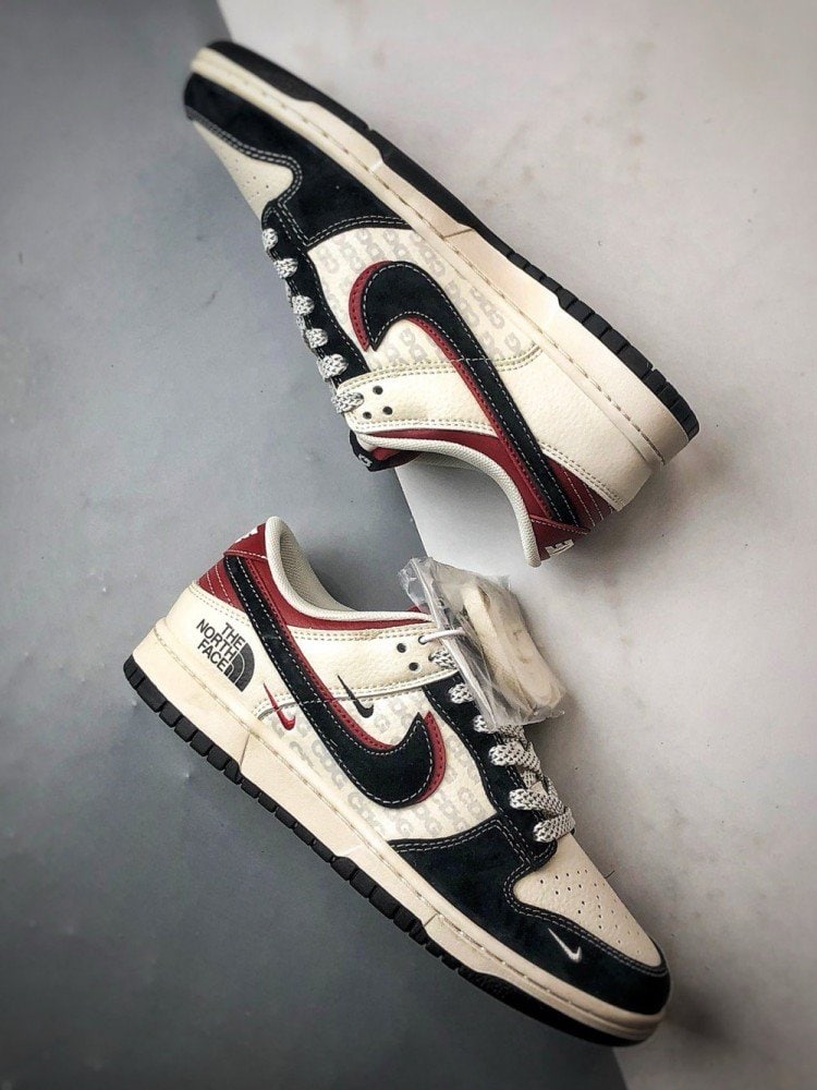 【AT3261】Nike x The North Face Dunk Low ブラックとレッドのパッチワークスケートシューズ。Nike Dunk Low Retro