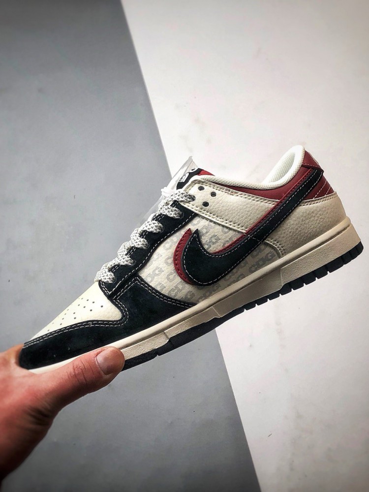 【AT3261】Nike x The North Face Dunk Low ブラックとレッドのパッチワークスケートシューズ。Nike Dunk Low Retro