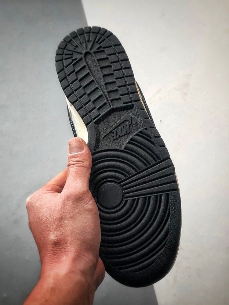 【AT3261】Nike x The North Face Dunk Low ブラックとレッドのパッチワークスケートシューズ。Nike Dunk Low Retro
