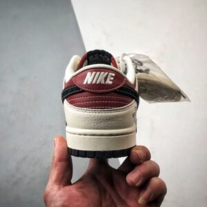【AT3261】Nike x The North Face Dunk Low ブラックとレッドのパッチワークスケートシューズ。Nike Dunk Low Retro