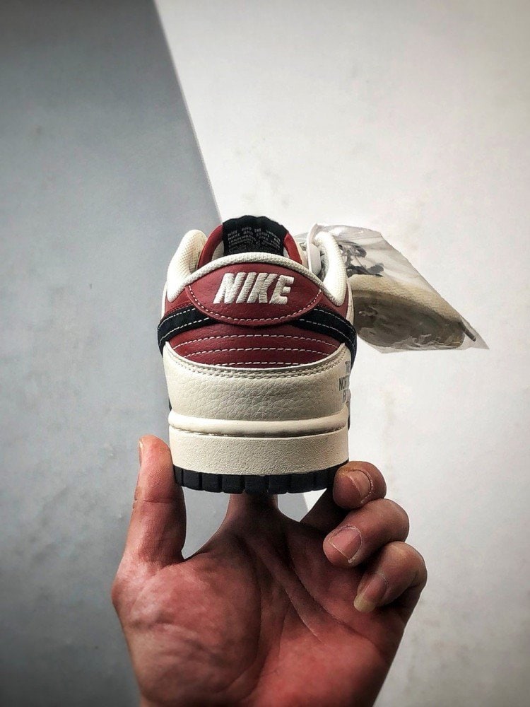 【AT3261】Nike x The North Face Dunk Low ブラックとレッドのパッチワークスケートシューズ。Nike Dunk Low Retro