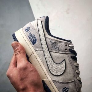 【AT3264】Nike x The North Face 蛇柄レトロカジュアルシューズ- ファッショナブルなグレーホワイトカラー、スポーツファッショントレンドの新しい選択肢 Nike Dunk Low Retro