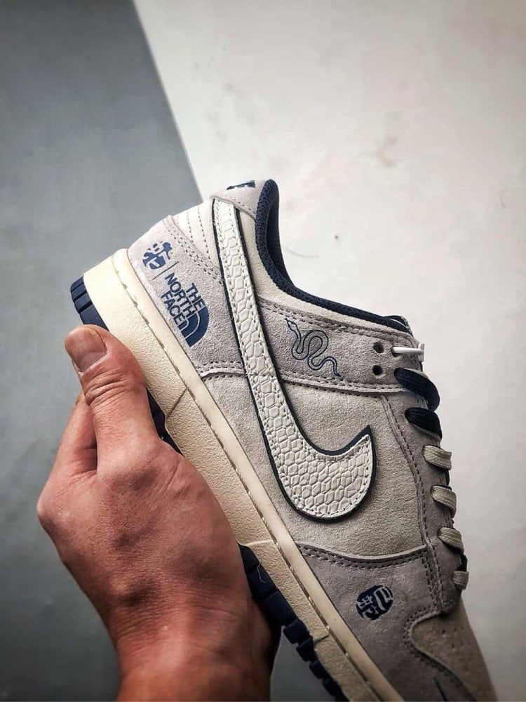 【AT3264】Nike x The North Face 蛇柄レトロカジュアルシューズ- ファッショナブルなグレーホワイトカラー、スポーツファッショントレンドの新しい選択肢 Nike Dunk Low Retro