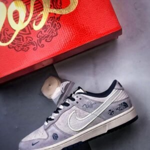 【AT3264】Nike x The North Face 蛇柄レトロカジュアルシューズ- ファッショナブルなグレーホワイトカラー、スポーツファッショントレンドの新しい選択肢 Nike Dunk Low Retro