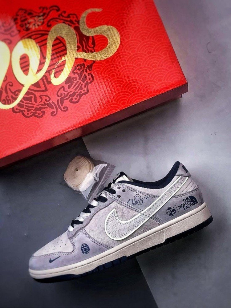 【AT3264】Nike x The North Face 蛇柄レトロカジュアルシューズ- ファッショナブルなグレーホワイトカラー、スポーツファッショントレンドの新しい選択肢 Nike Dunk Low Retro