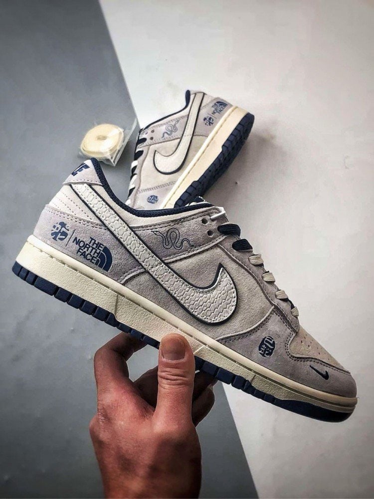 【AT3264】Nike x The North Face 蛇柄レトロカジュアルシューズ- ファッショナブルなグレーホワイトカラー、スポーツファッショントレンドの新しい選択肢 Nike Dunk Low Retro