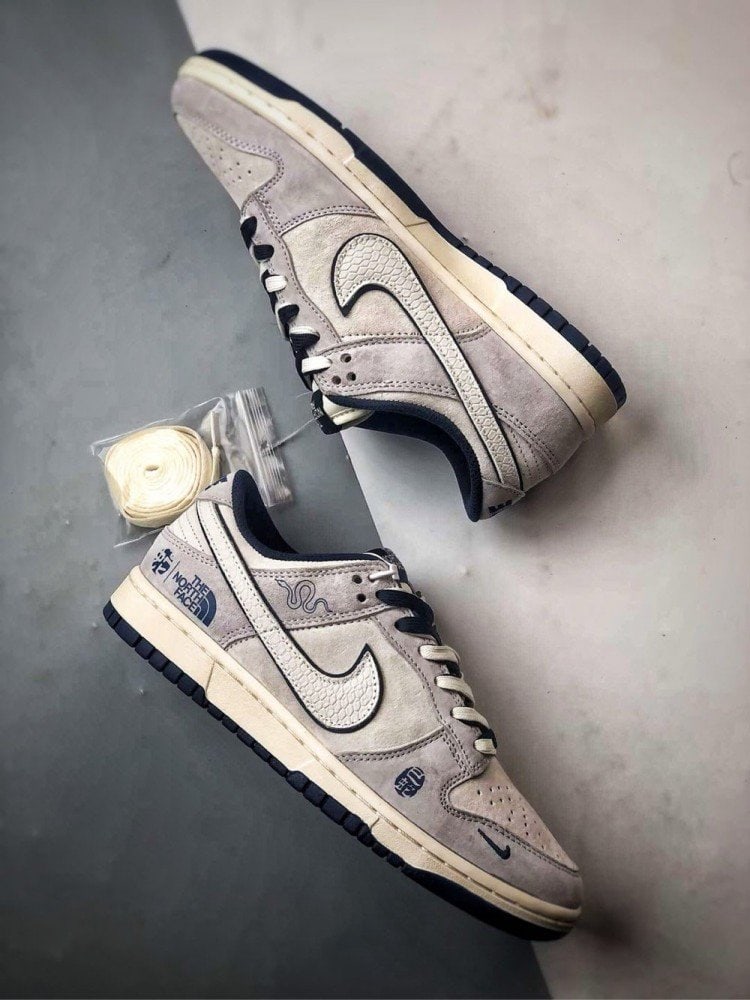 【AT3264】Nike x The North Face 蛇柄レトロカジュアルシューズ- ファッショナブルなグレーホワイトカラー、スポーツファッショントレンドの新しい選択肢 Nike Dunk Low Retro