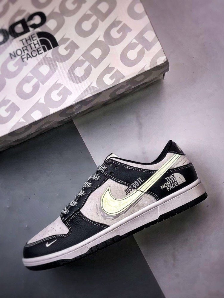 【AT3265】Nike x The North Face Dunk Low 黒白のカラーブロックスポーツシューズ Nike Dunk Low Retro