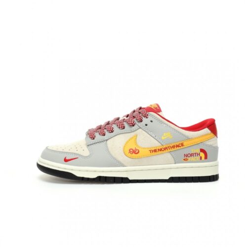 【AT3266】Nike SB x The North Face のコラボグレー低カットスニーカー（赤黄色のディテール）Nike Dunk Low Retro