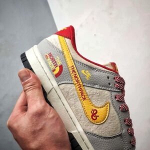 【AT3266】Nike SB x The North Face のコラボグレー低カットスニーカー（赤黄色のディテール）Nike Dunk Low Retro