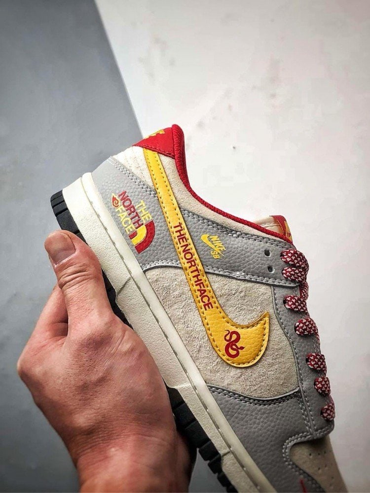 【AT3266】Nike SB x The North Face のコラボグレー低カットスニーカー（赤黄色のディテール）Nike Dunk Low Retro