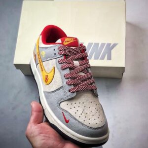 【AT3266】Nike SB x The North Face のコラボグレー低カットスニーカー（赤黄色のディテール）Nike Dunk Low Retro