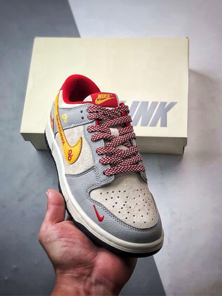 【AT3266】Nike SB x The North Face のコラボグレー低カットスニーカー（赤黄色のディテール）Nike Dunk Low Retro