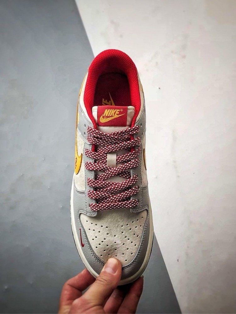 【AT3266】Nike SB x The North Face のコラボグレー低カットスニーカー（赤黄色のディテール）Nike Dunk Low Retro