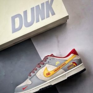 【AT3266】Nike SB x The North Face のコラボグレー低カットスニーカー（赤黄色のディテール）Nike Dunk Low Retro
