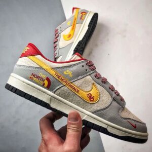 【AT3266】Nike SB x The North Face のコラボグレー低カットスニーカー（赤黄色のディテール）Nike Dunk Low Retro
