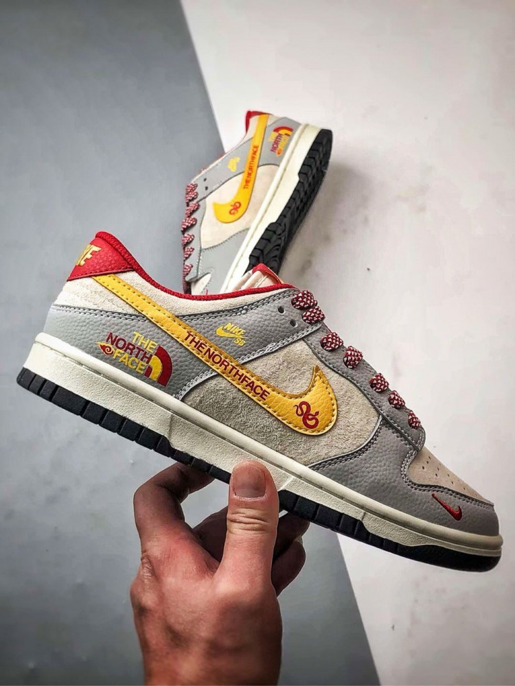 【AT3266】Nike SB x The North Face のコラボグレー低カットスニーカー（赤黄色のディテール）Nike Dunk Low Retro