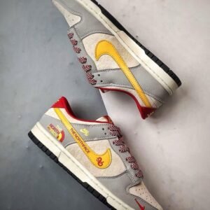 【AT3266】Nike SB x The North Face のコラボグレー低カットスニーカー（赤黄色のディテール）Nike Dunk Low Retro
