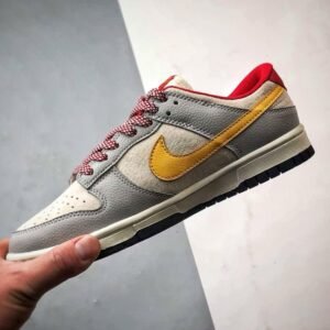 【AT3266】Nike SB x The North Face のコラボグレー低カットスニーカー（赤黄色のディテール）Nike Dunk Low Retro