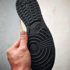 【AT3266】Nike SB x The North Face のコラボグレー低カットスニーカー（赤黄色のディテール）Nike Dunk Low Retro