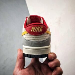 【AT3266】Nike SB x The North Face のコラボグレー低カットスニーカー（赤黄色のディテール）Nike Dunk Low Retro