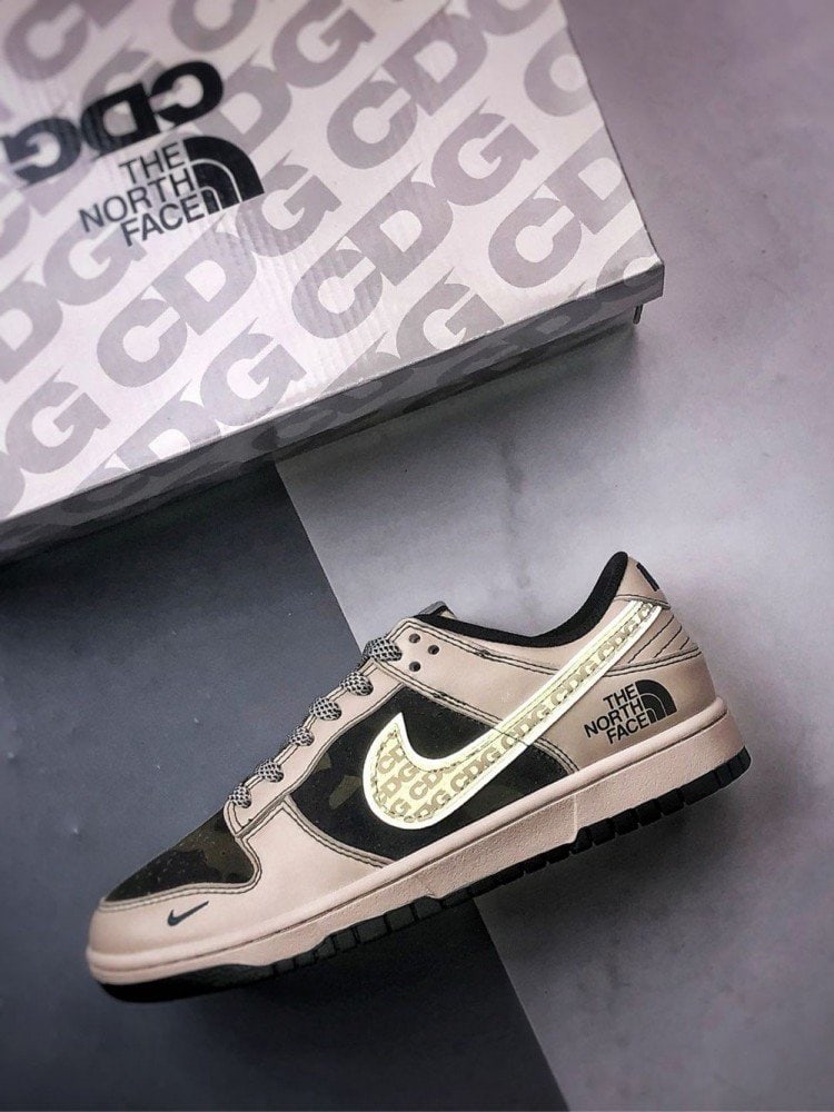 【AT3267】Nike x The North Face Dunk Low。クラシックなストリートスタイルのスポーツシューズ - ユニークなデザインと快適さが兼ね備わっています。Nike Dunk Low Retro。