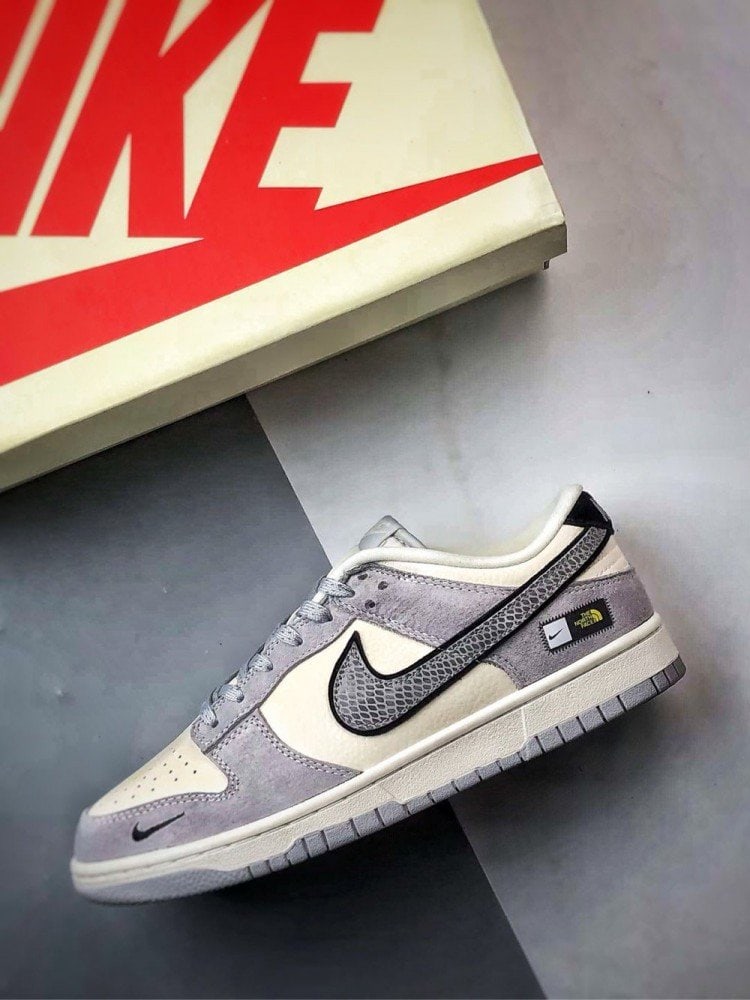 【AT3268】Nike x The North Face Dunk Low 灰色のレトロスタイル。クラシックでトレンディなデザインのNike Dunk Low Retro。
