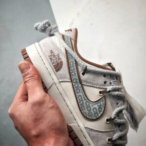 【AT3269】Nike x The North FaceコラボDunk Lowクラシックファッションスポーツシューズ - グレーと茶色の配色 Nike Dunk Low Retro ノースフェイスCDGグレーと茶色のストラップ付き ローカットカジュアルスポーツスニーカー
