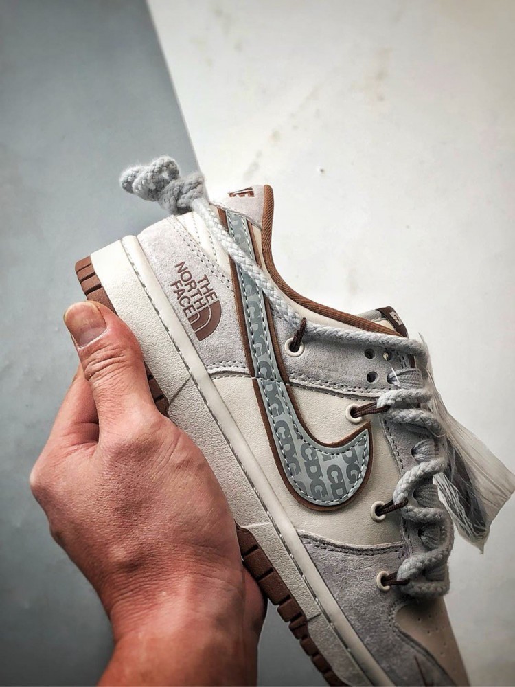 【AT3269】Nike x The North FaceコラボDunk Lowクラシックファッションスポーツシューズ - グレーと茶色の配色 Nike Dunk Low Retro ノースフェイスCDGグレーと茶色のストラップ付き ローカットカジュアルスポーツスニーカー