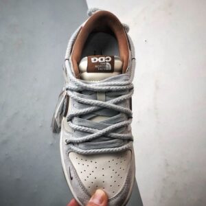 【AT3269】Nike x The North FaceコラボDunk Lowクラシックファッションスポーツシューズ - グレーと茶色の配色 Nike Dunk Low Retro ノースフェイスCDGグレーと茶色のストラップ付き ローカットカジュアルスポーツスニーカー