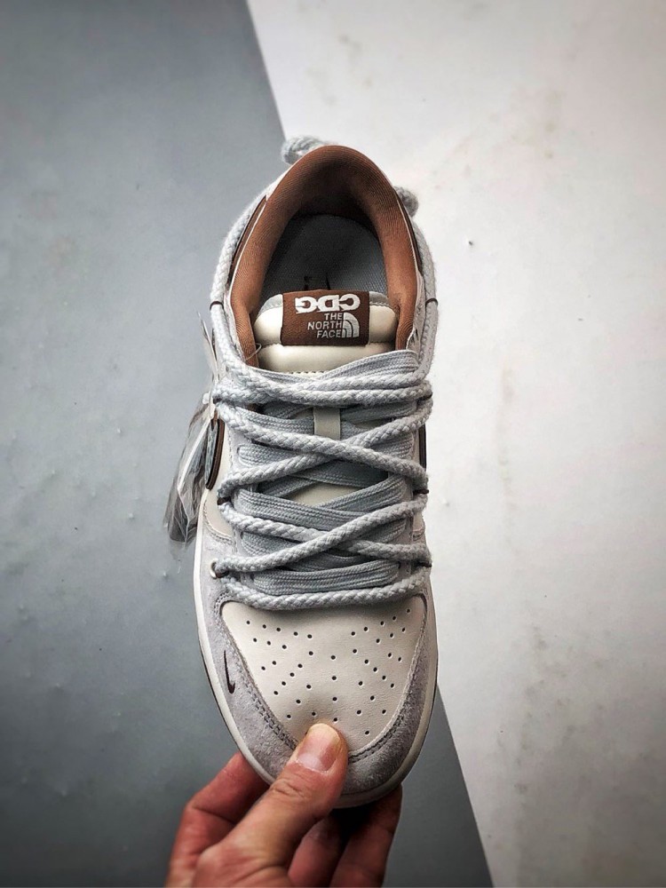 【AT3269】Nike x The North FaceコラボDunk Lowクラシックファッションスポーツシューズ - グレーと茶色の配色 Nike Dunk Low Retro ノースフェイスCDGグレーと茶色のストラップ付き ローカットカジュアルスポーツスニーカー