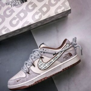 【AT3269】Nike x The North FaceコラボDunk Lowクラシックファッションスポーツシューズ - グレーと茶色の配色 Nike Dunk Low Retro ノースフェイスCDGグレーと茶色のストラップ付き ローカットカジュアルスポーツスニーカー