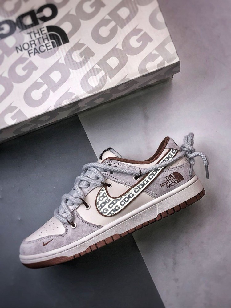 【AT3269】Nike x The North FaceコラボDunk Lowクラシックファッションスポーツシューズ - グレーと茶色の配色 Nike Dunk Low Retro ノースフェイスCDGグレーと茶色のストラップ付き ローカットカジュアルスポーツスニーカー