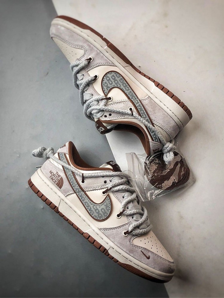 【AT3269】Nike x The North FaceコラボDunk Lowクラシックファッションスポーツシューズ - グレーと茶色の配色 Nike Dunk Low Retro ノースフェイスCDGグレーと茶色のストラップ付き ローカットカジュアルスポーツスニーカー