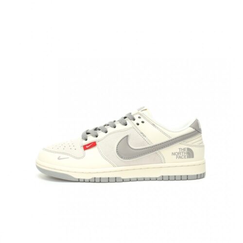 【AT3270】Nike x The North Face Dunk Low、クラシックなグレーとパープルのコラボスニーカー。Nike Dunk Low RetroとThe North Faceのロゴが入ったクリームホワイトとグレーの低カットカジュアルスポーツシューズ。
