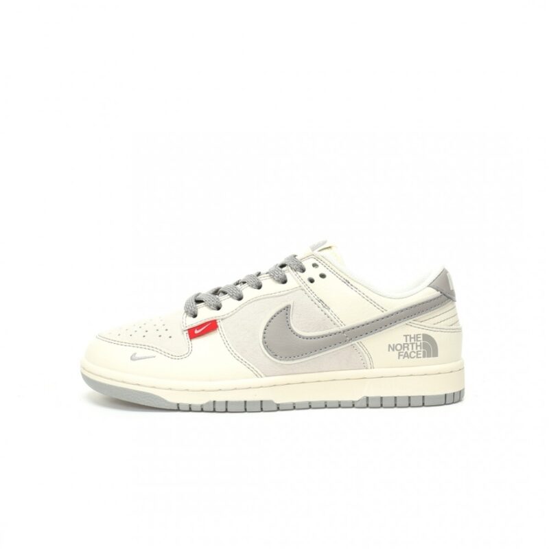 【AT3270】Nike x The North Face Dunk Low、クラシックなグレーとパープルのコラボスニーカー。Nike Dunk Low RetroとThe North Faceのロゴが入ったクリームホワイトとグレーの低カットカジュアルスポーツシューズ。