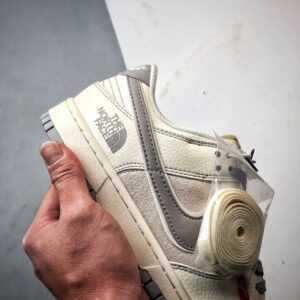 【AT3270】Nike x The North Face Dunk Low、クラシックなグレーとパープルのコラボスニーカー。Nike Dunk Low RetroとThe North Faceのロゴが入ったクリームホワイトとグレーの低カットカジュアルスポーツシューズ。