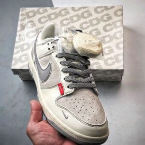 【AT3270】Nike x The North Face Dunk Low、クラシックなグレーとパープルのコラボスニーカー。Nike Dunk Low RetroとThe North Faceのロゴが入ったクリームホワイトとグレーの低カットカジュアルスポーツシューズ。