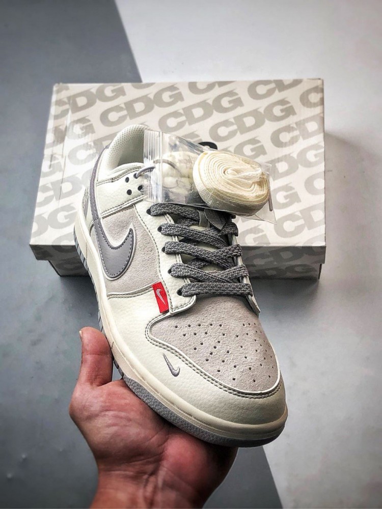 【AT3270】Nike x The North Face Dunk Low、クラシックなグレーとパープルのコラボスニーカー。Nike Dunk Low RetroとThe North Faceのロゴが入ったクリームホワイトとグレーの低カットカジュアルスポーツシューズ。